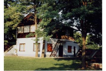 Hungary Privát Atkár, Exterior